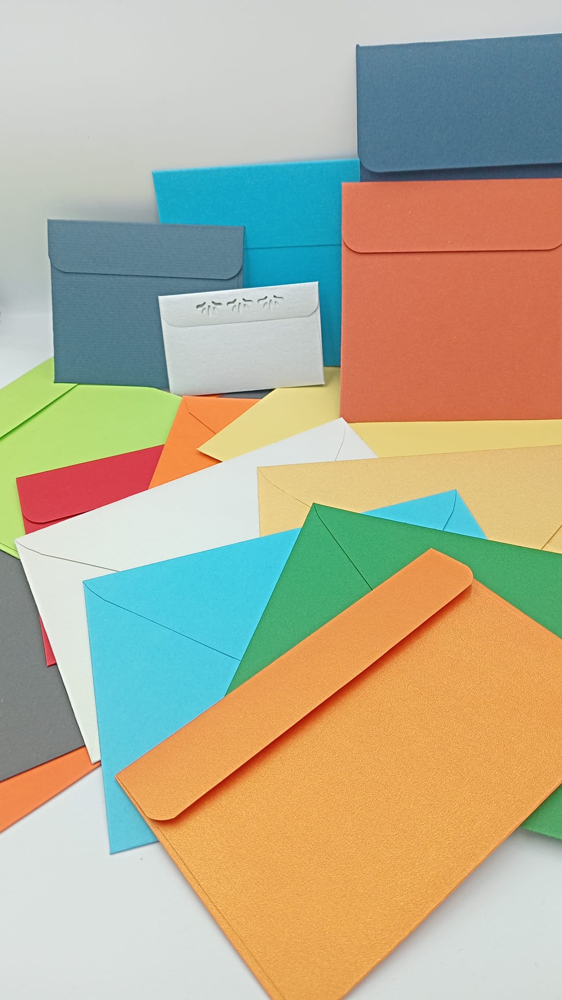 Enveloppes colorées en papier et carton design - AZUVIA
